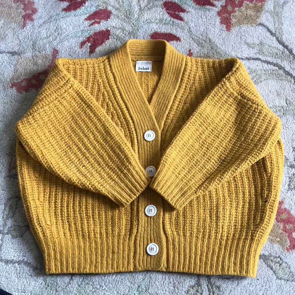 Babaa no 19 mini in color ochre. Bracelet length sleeves. 100% wool.
